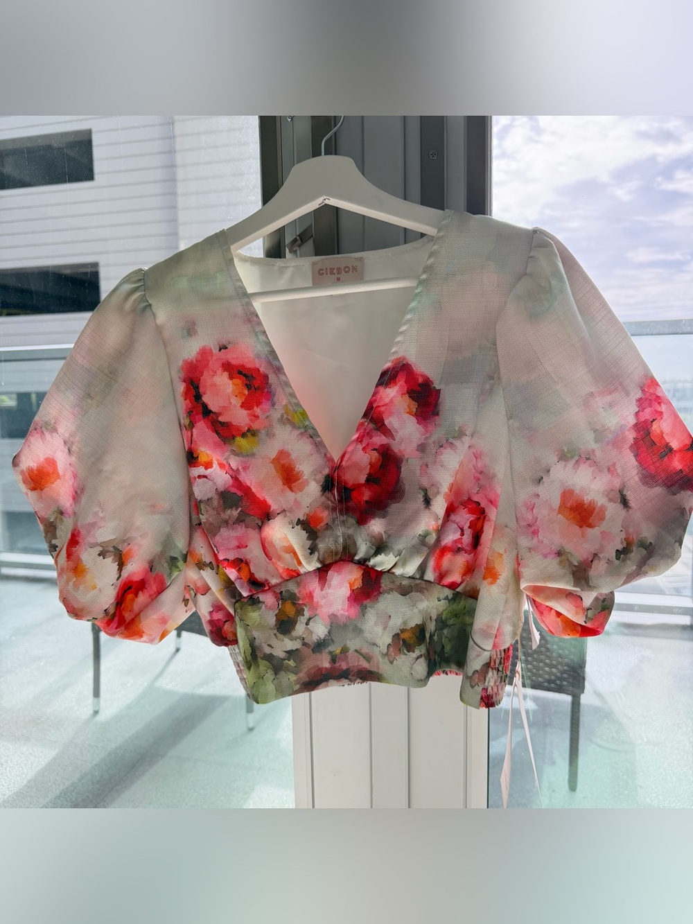 Floral Puff-Sleeve V-Neck Crop Top in Multicolor